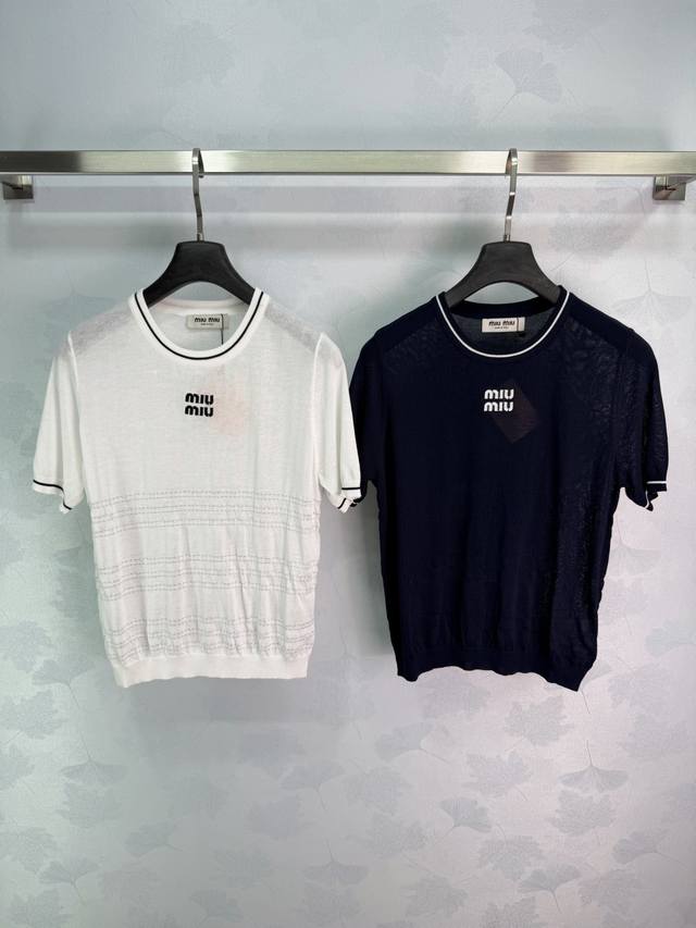 p210 Miu*26 Spring/Summer New Short-Sleeve Knit Top. Simple design with brand lo