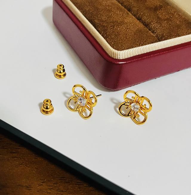 p60Fendi 芬迪 Logo耳环 高端定制 爆款新款 简单大方 华丽登场 ，很难见到如此熟悉 素雅的耳钉，精致 非常适合日常搭配，宝宝们，这个绝对值得入