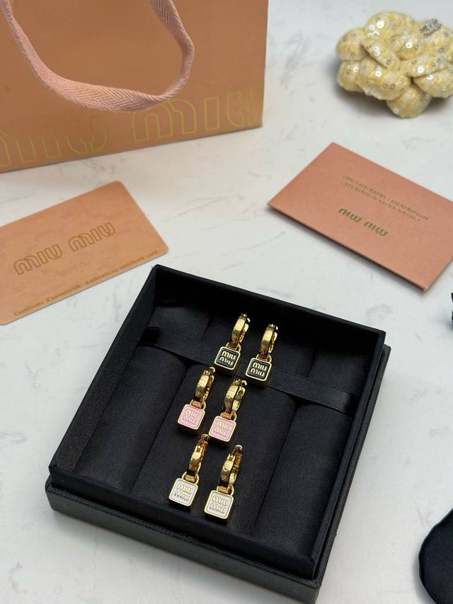 p80Miu Miu 金色耳环，黑色 白色 粉色Miu Miu金色耳环，黄铜材质+标志性Logo方形吊坠，简约精致又有辨识度。圆环设计，日常佩戴或搭配礼服都很出