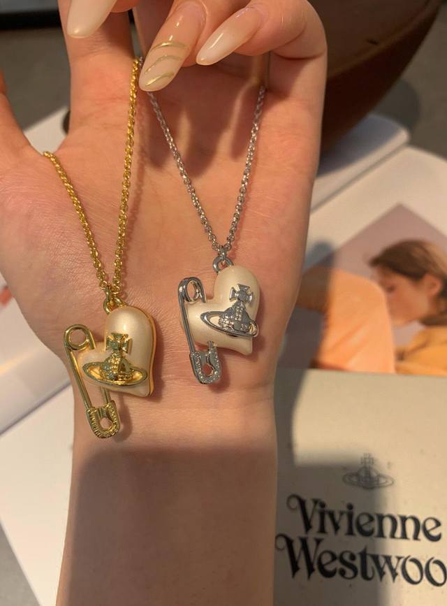 p110 西太后 Vivienne 爱心别针珍珠项链闭眼准入没错！纯王粹冠球经是典的象征，闪土耀星环勾未勒来波光转流间，开启一场未与来的崭新际遇！我采们用特定华