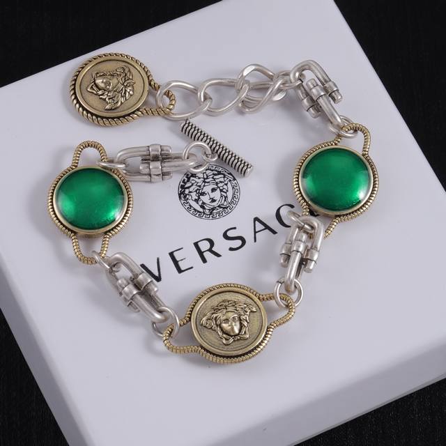 Versace 范思哲手链¥p100 Versace 范思哲手链¥p100