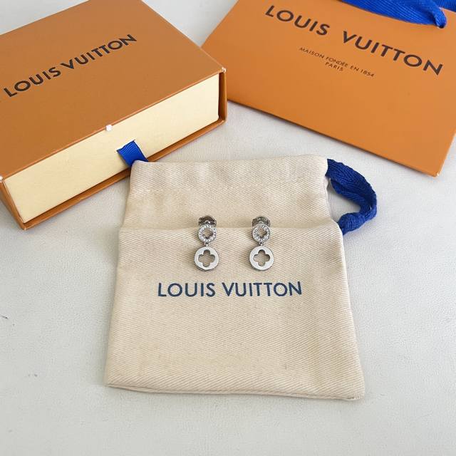 p100 原单货 Lv 耳钉Louis Vuitton 路易威登 专柜一致材质 火爆款出货 设计独特 复古前卫。。
