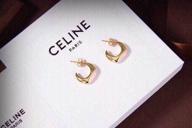 p60Celine 新款珍珠耳钉 与众不同的设计 个性十足 颠覆你对传统耳环的印象 使其魅力爆灯