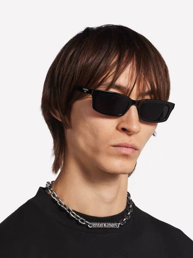 p180 原单货新品 巴黎世家 项链Balenciaga 做旧款专柜一致 黄铜材质 古金电镀 火爆款出货 设计独特。长度：52厘米