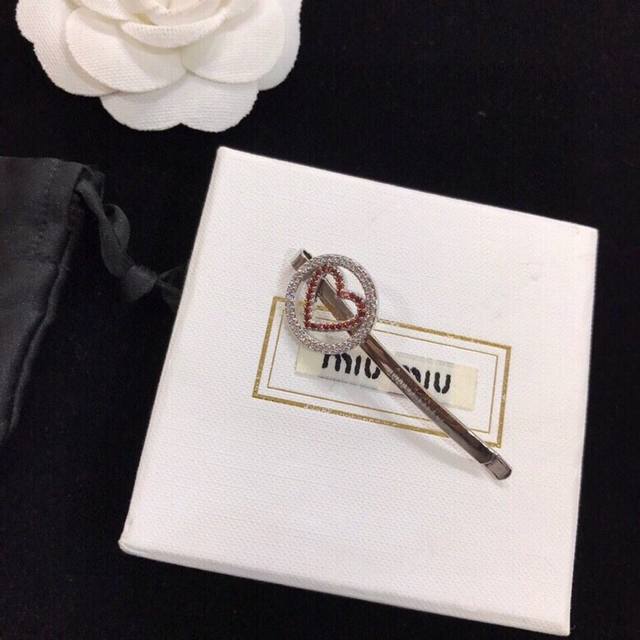 p80 Miumiu开挂新单品 简约大气 洋气十足 ！爱心发夹