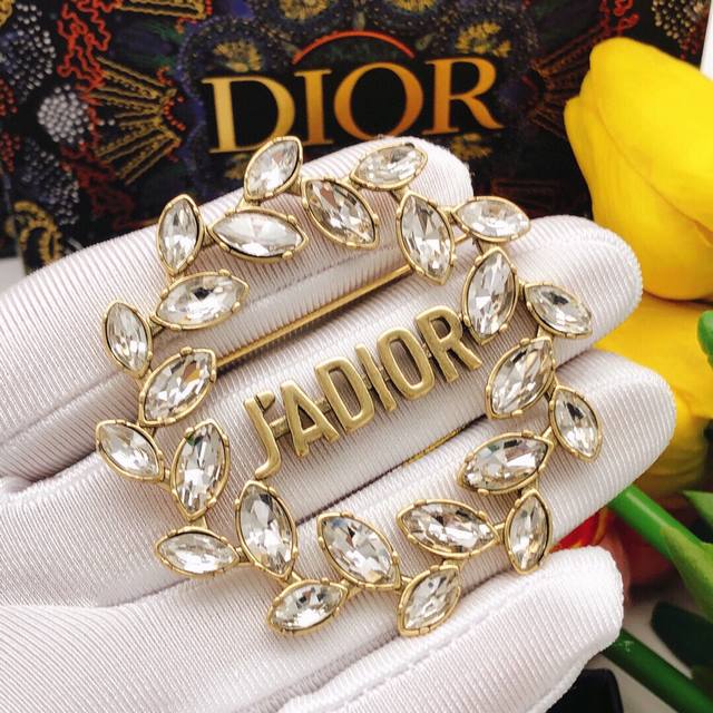 p70编号Dxz0007Dior迪奥仿水晶复古金色金属覆层 J'adior Laurier 这款 J'adior Laurier 胸针采用圆形设计，周围饰以闪亮