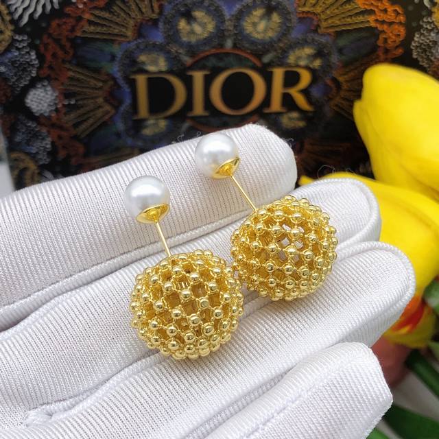 p70编号Ded0292Dior 新款Cd圆形大小镂空耳钉复古风格时尚造型设计很漂亮专柜材质专柜新款上市 美得不要不要的 唯美 浪漫 人手必备款 火爆小红书 精