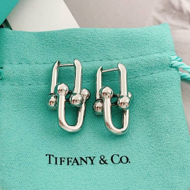 p70Te049 Tiffany*帝芙尼最新款银色光面马蹄耳钉 一致Zp黄铜材质，非常的上镜设计很特别值得入手高级手工坊系列