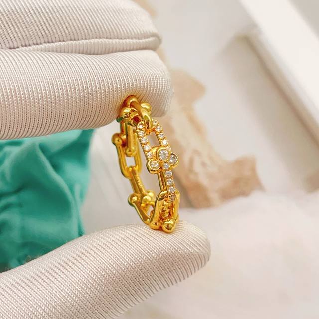 p80Tj019大小尺寸:6.7.8号 Tiffany*帝芙尼最新款金色镶钻马蹄扣戒指 一致Zp黄铜材质，非常的上镜设计很特别值得入手高级手工坊系列