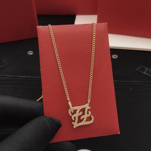 p70编号Fdxl0030 Fend*最新款金色镶钻项链 一致Zp黄铜材质