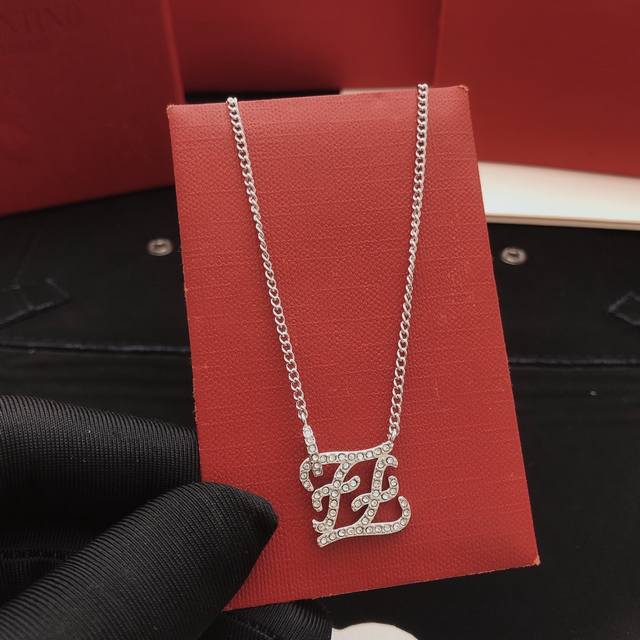 p70编号Fdxl0031 Fend*最新款银色镶钻项链 一致Zp黄铜材质