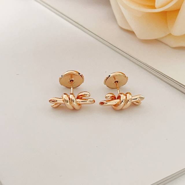 p70Te044 Tiffany*帝芙尼最新款玫瑰金光面绳结耳钉 一致Zp黄铜材质，非常的上镜设计很特别值得入手高级手工坊系列