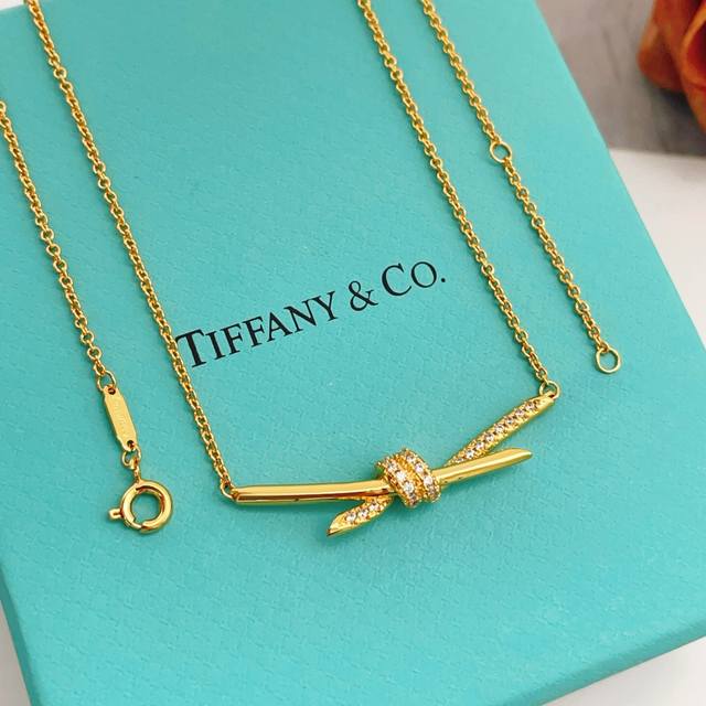p60Tx012 Tiffany*帝芙尼最新款金色白钻绳结项链 一致Zp黄铜材质，非常的上镜设计很特别值得入手高级手工坊系列