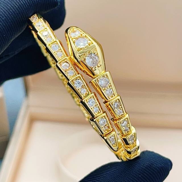 p80Bz004 Bvlgari宝格丽最新款金色满钻灵蛇手镯 一致Zp黄铜材质，非常的上镜设计很特别值得入手高级手工坊系列