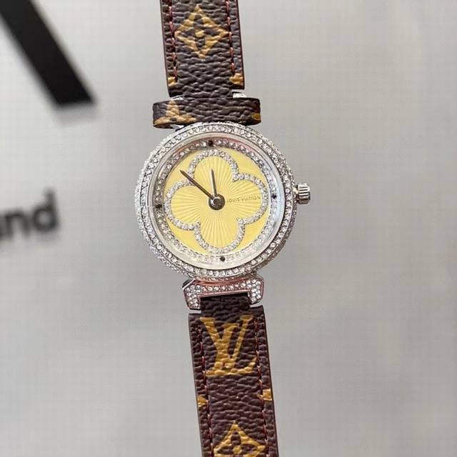 490Lv Tambour Slim Monogran女士限量款手表一个市面几乎看不到的款,淡雅从容,高贵大气,Lv独有的标志化繁为简,反而带出了丝丝清丽,互相 490Lv Tambour Slim Monogran女士限量款手表一个市面几乎看不到的款,淡雅从容,高贵大气,Lv独有的标志化繁为简,反而带出了丝丝清丽,互相
