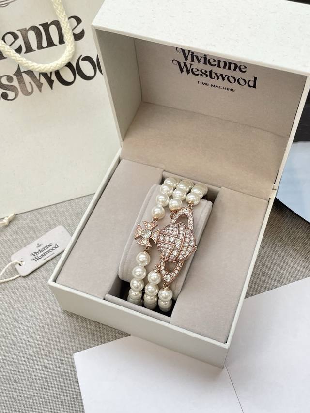 p390 The new Vivienne Westwood Saturn Pearl Watch is absolutely stunning! I'm co