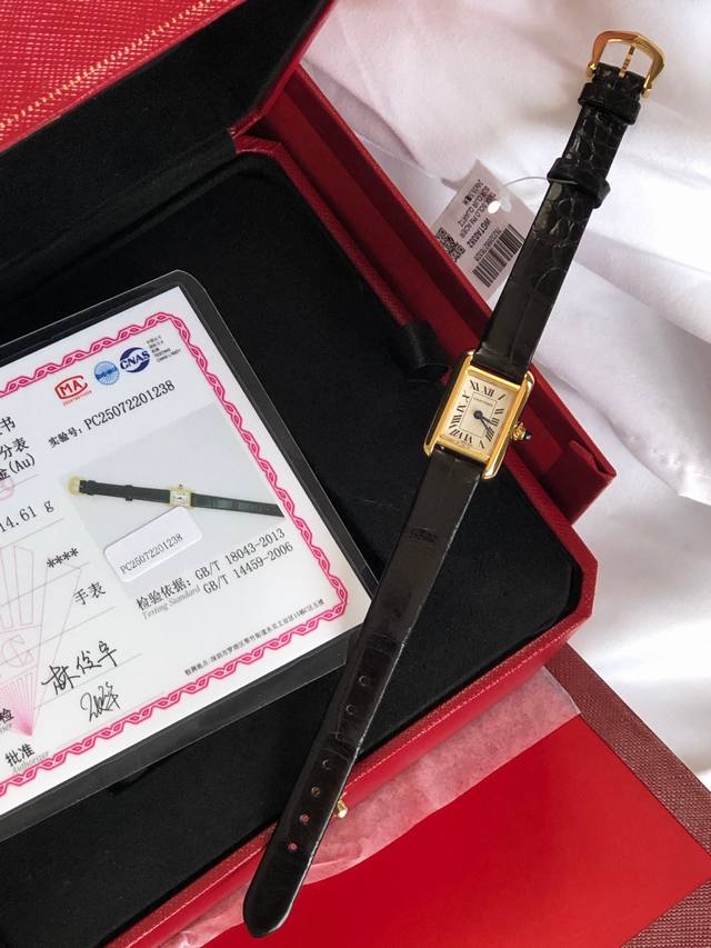 p1240 纯原厂原版独家货源厚度重量专柜同步一致正品级别随意专柜对比卡地亚坦克迷你小号石英腕表作为一款典范之作，卡地亚Tank自诞生以来被不断演绎，却始终保持