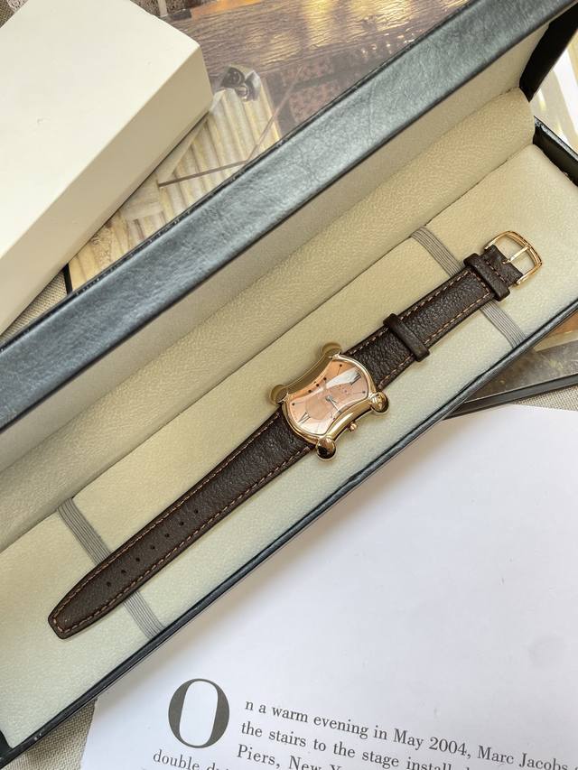 p520 纯原Celine赛琳中古凯旋门手表现在一说到Celine 最经典的莫过于他们家的Triomphe凯旋门Logo 品牌现如今的爆款单品几乎都有它 在法语