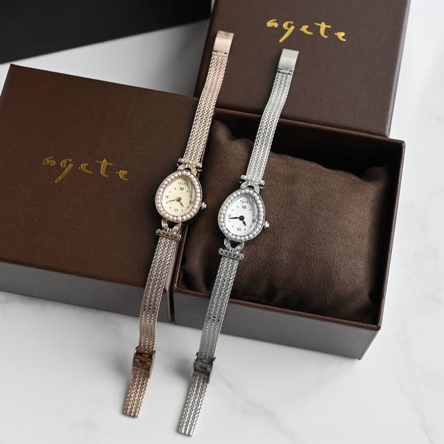 420阿卡朵 Agete限定水滴珍珠款 表盘尺寸18Mm22.5Mm，搪瓷亚色纹镶钉盘的表盘，搭配不锈钢编织个性花纹网蒂的表带材质，表耳上镶有上下两颗进口钻石，