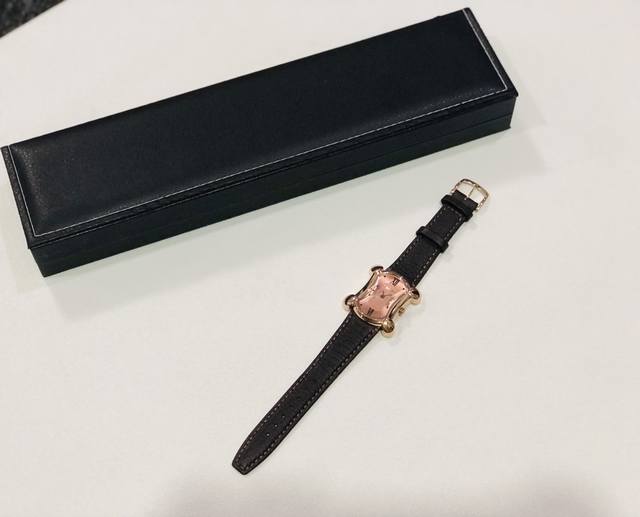 590 Celine 中古凯旋门手表 大骨头凯旋门手表 瑞士进口机芯 蓝宝石镜面 头层牛皮表带赛琳手表1945年，女设计师赛琳 薇琵娜Celine Vipian