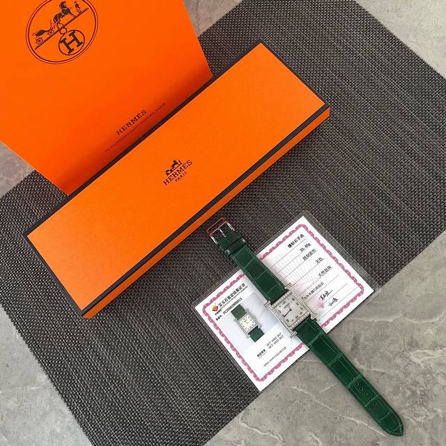 p2730爱马仕Heure H系列 最经典的H字表盘 字面天然贝母手工打磨而成，对这种方形表盘的手表真的一点抵抗力都没有。表盘大号尺寸2626。316精钢表壳精
