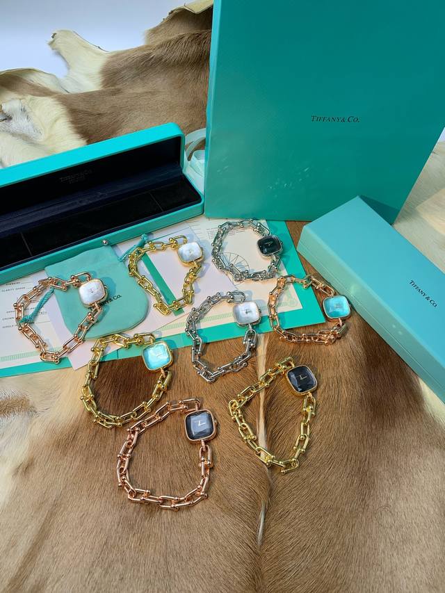 p2860 蒂芙尼Tiffany&Cos925纯银手链腕表，腕间的绮梦臻品爱情的变革力量的一种表达。受1962年从房屋档案中发现的典型手镯的启发，硬件体现了持久