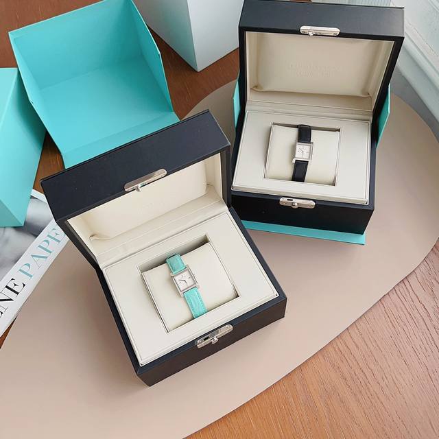 Tiffanyblue蒂芙尼蓝色独家出货，980原单货，正品原装机芯，官方2万多售价，我们家的价格p是不是超级划算，就单独来说原装机就值得了，白色表盘搭配梯方形