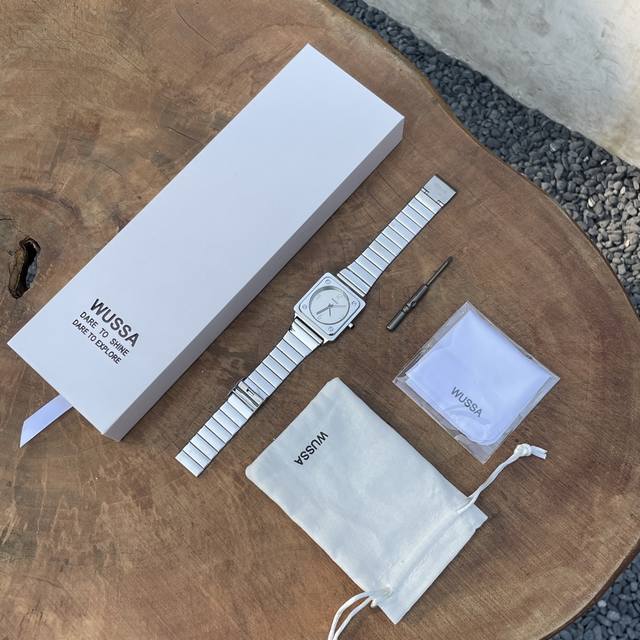 p340。纯原正品Wussa Enter系列小方块银表来啦！对这种简约款式无法抗拒的应该不止有我吧没有人会拒绝的了轻奢高级感！或许你们不认识这个品牌，但凡你去小