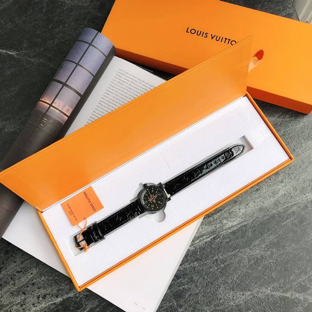 p980。Lv Tambour 系列腕表独特和极富辨识度的形状,整个表盘的设计向鼓致敬。这个版本保留了所有标志性的 Tambour 系列的精髓,带有强烈的现代感 p980。Lv Tambour 系列腕表独特和极富辨识度的形状,整个表盘的设计向鼓致敬。这个版本保留了所有标志性的 Tambour 系列的精髓,带有强烈的现代感