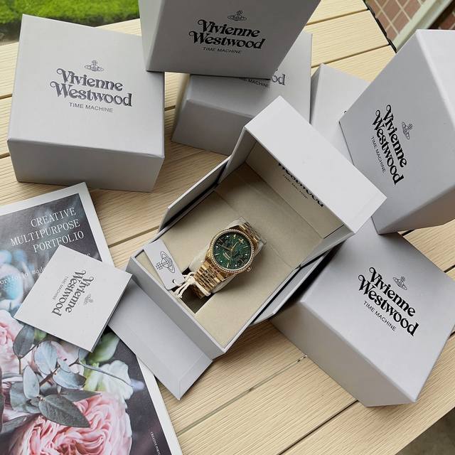 p490。Vivienne Westwood 薇薇安西太后时尚女表到货啦！！等了好久终于等到今天！夏季新宠给大家展示一款超风格超级好看的手表，浮雕式表花纹表面，