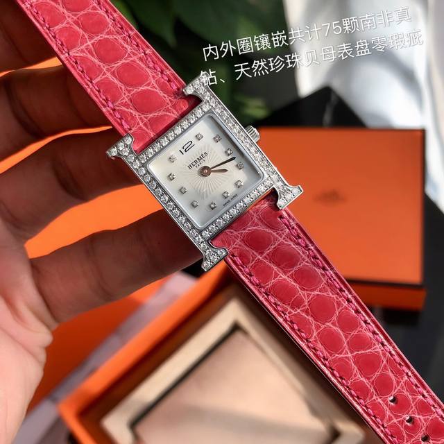 p4940。爱马仕“Heure H”系列，最经典的H字表壳，白色天然贝母字面，纯手工打磨而成，对这种方形表盘的手表真的一点抵抗力都没有。表盘尺寸：21*21。3