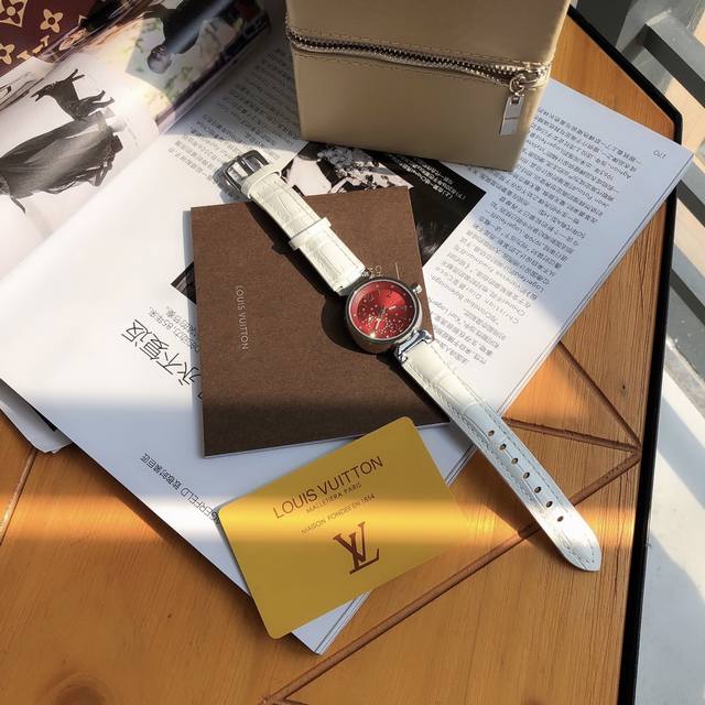 p650 爆款驴牌Lv路易 威登 Tambour Glamnour系列石英女表,34毫米表径,原装针扣,精钢表壳,表耳处镶有两颗星形钻石。璀璨而不失纯净的手表, p650 爆款驴牌Lv路易 威登 Tambour Glamnour系列石英女表,34毫米表径,原装针扣,精钢表壳,表耳处镶有两颗星形钻石。璀璨而不失纯净的手表,