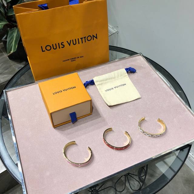 p200Lv夏季限定彩色手镯Lv今年推出的夏季限定手镯也太美了吧!这款手镯一共有三个颜色,红色,白色,粉色,每一款都特别好看百搭!这款手镯在以往经典的老花图案的 p200Lv夏季限定彩色手镯Lv今年推出的夏季限定手镯也太美了吧!这款手镯一共有三个颜色,红色,白色,粉色,每一款都特别好看百搭!这款手镯在以往经典的老花图案的
