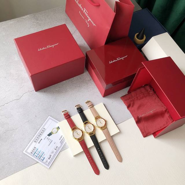 p1110 独家新款，菲拉格慕Ferragamo Style系列镶钻女士石英手表，镶嵌12粒1.0Vs级真钻 带一码一表证书 34Mm大小，pvd镀金表壳，蓝宝
