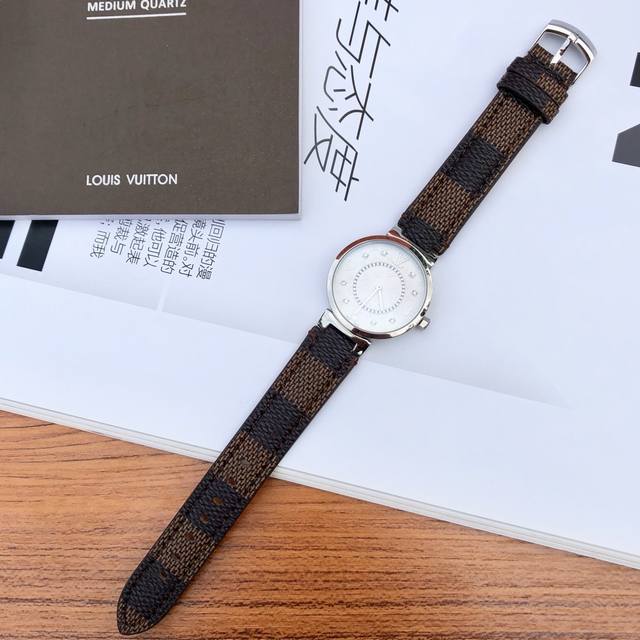p910夏日炎炎!又到了各位美女展现婀娜与魅力的时候了!肤白如玉的手腕上又岂能少得了一块时尚而又个性的手表呢? 爆款驴牌Lv女表,格纹真皮表带系列 老花镶钻表盘 p910夏日炎炎!又到了各位美女展现婀娜与魅力的时候了!肤白如玉的手腕上又岂能少得了一块时尚而又个性的手表呢? 爆款驴牌Lv女表,格纹真皮表带系列 老花镶钻表盘
