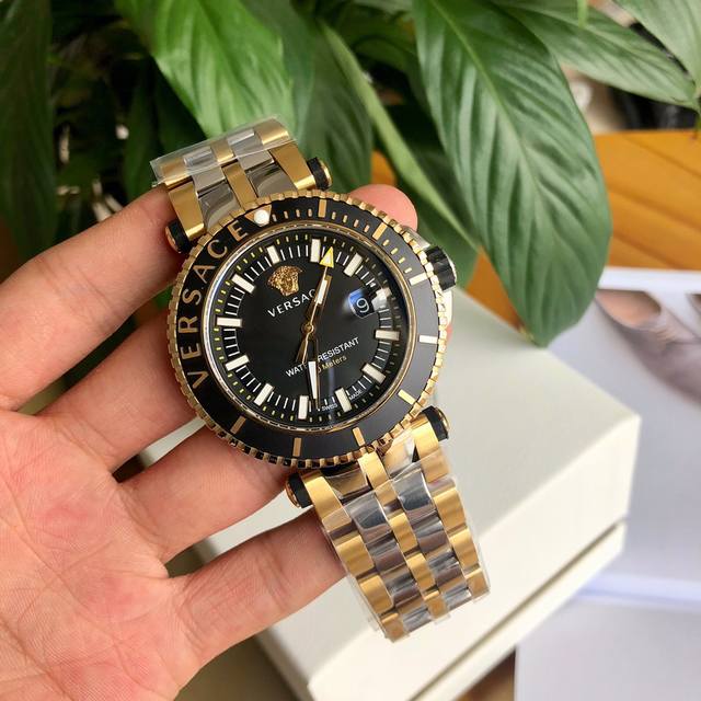 p910 范思哲 Versace V-Race Diver 男手表Vak040016 Two-Tone Stainless Steel。蓝宝石玻璃镜面,正品瑞士 p910 范思哲 Versace V-Race Diver 男手表Vak040016 Two-Tone Stainless Steel。蓝宝石玻璃镜面,正品瑞士