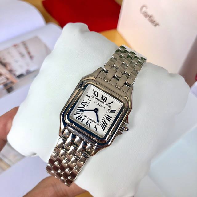 p1690 panthèRe De Cartier 卡地亚猎豹手表，华丽而不羁，是panthèRe De Cartier猎豹所传达的美学风格。它线条流畅，魅惑动