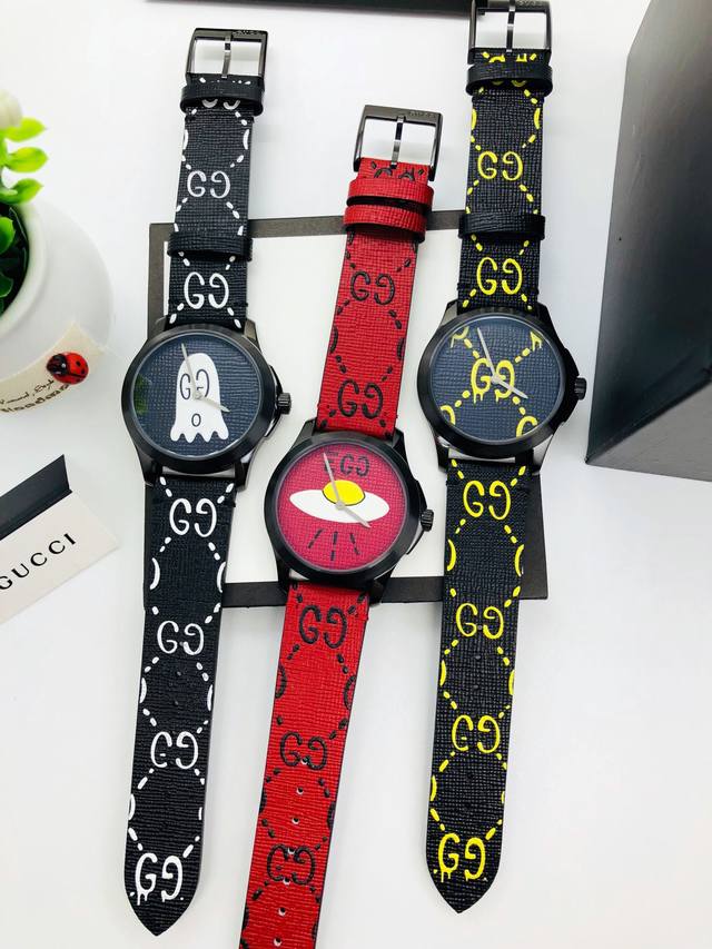 p780 原厂正品最新款Gucci古驰G-Timeless系列38毫米石英中性表，以全息图效果打适艺术涂雅三维立体感，朝气蓬勃富有青春气息。还采用蓝宝石水晶玻璃