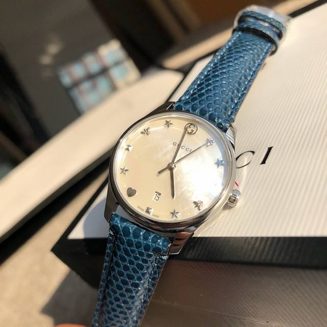 p720 Gucci 手表#◎专柜最新石英女表 36毫米表径◎抛光不锈钢薄表壳 搭配Interlocking G表冠天然珍珠贝母表盘 配以银色星星和星球图案 ◎