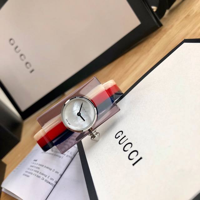p850。独家首发新款Gucci女士石英腕表！最新拼色来了！真的很适合夏天！全网独家！史上最抢镜的手表，Gucci 专柜疯抢断货款，光洁的plexglas宝克力
