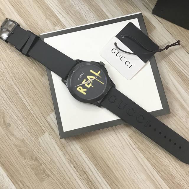 p780 新款来了原厂正品最新款Gucci古驰G-Timeless系列38毫米石英中性表，以全息图效果打适艺术涂雅三维立体感，朝气蓬勃富有青春气息。还采用蓝宝石