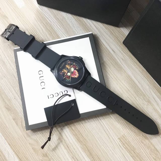 p780 新款来了，行动吧 原厂正品最新款Gucci古驰G-Timeless系列38毫米石英中性表，以全息图效果打造愤怒猫三维立体感，个性俏皮。还采用蓝宝石水晶