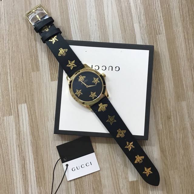 p850 原厂正品最新款Gucci古驰G-Timeless系列38毫米石英中性表，以全息图效果打造三维立体感，让人一见倾心、目光难移。表面和表带均饰有Gucci
