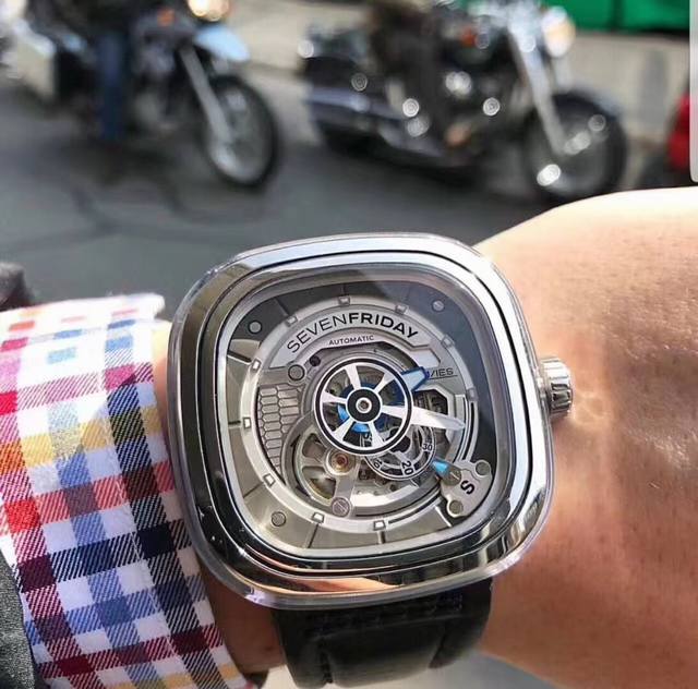 p1690。七个星期五Sevenfirday 手表型号：S1 01。S1 01将其工业元素重点放在了清洁能源上，这是对清洁产业的一个肯定。工业设计融入新兴可循环
