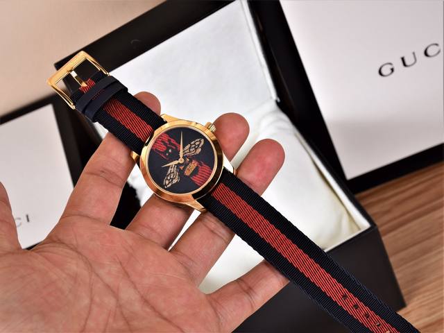 p910 原厂正品最新款Gucci古驰G-Timeless系列38毫米石英中性表，以全息图效果打造三维立体感，让人一见倾心、目光难移。表面饰有Gucci标志造型