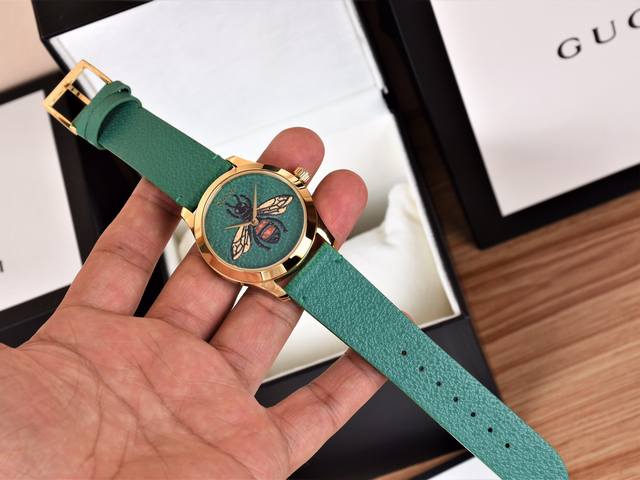 p980 原厂正品最新款Gucci古驰G-Timeless系列38毫米石英中性表，以全息图效果打造三维立体感，让人一见倾心、目光难移。表面饰有Gucci标志造型