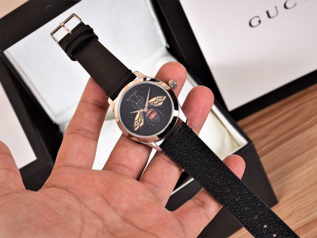 p980 原厂正品最新款Gucci古驰G-Timeless系列38毫米石英中性表，以全息图效果打造三维立体感，让人一见倾心、目光难移。表面饰有Gucci标志造型