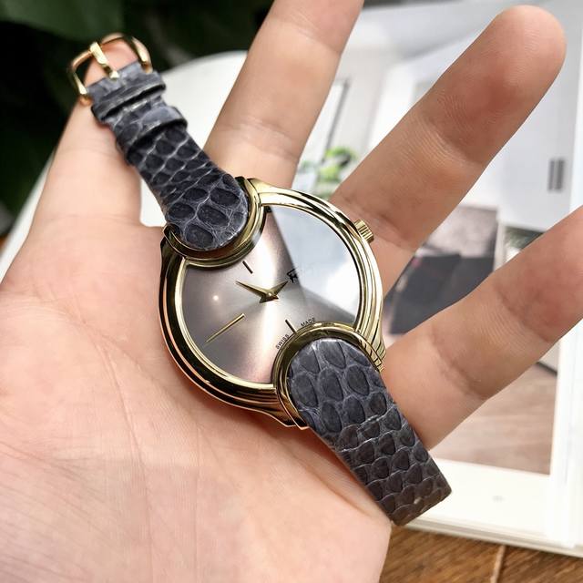 特p650。包装+100。菲拉格慕 Ferragamo Fiz 系列Signature 玫瑰金花瓣女士手表，38毫米表径。专柜1万+，原装瑞士石英，真蛇皮表带，