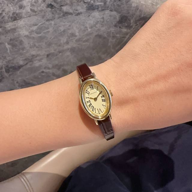 530Lv 路易威登 进口石英机芯,尺寸:32Mm ,油蜡小牛皮,值得推荐的一款腕表,完美演绎路易威登的经典美学,涌现腕表设计的焕新力量!小巧精致,叠戴效果非常 530Lv 路易威登 进口石英机芯,尺寸:32Mm ,油蜡小牛皮,值得推荐的一款腕表,完美演绎路易威登的经典美学,涌现腕表设计的焕新力量!小巧精致,叠戴效果非常