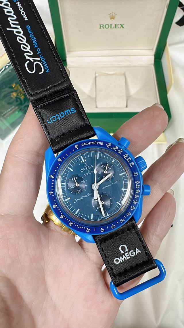 490欧米茄Swatch联名 一体壳 系列性价比超高。认准细节品质!Swatch斯沃琪Omega欧米茄联名款 钢灰色手表,黑色 Velcro 表带,栩栩如生地体 490欧米茄Swatch联名 一体壳 系列性价比超高。认准细节品质!Swatch斯沃琪Omega欧米茄联名款 钢灰色手表,黑色 Velcro 表带,栩栩如生地体